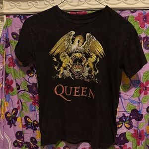 queen crest acid wash tshirt